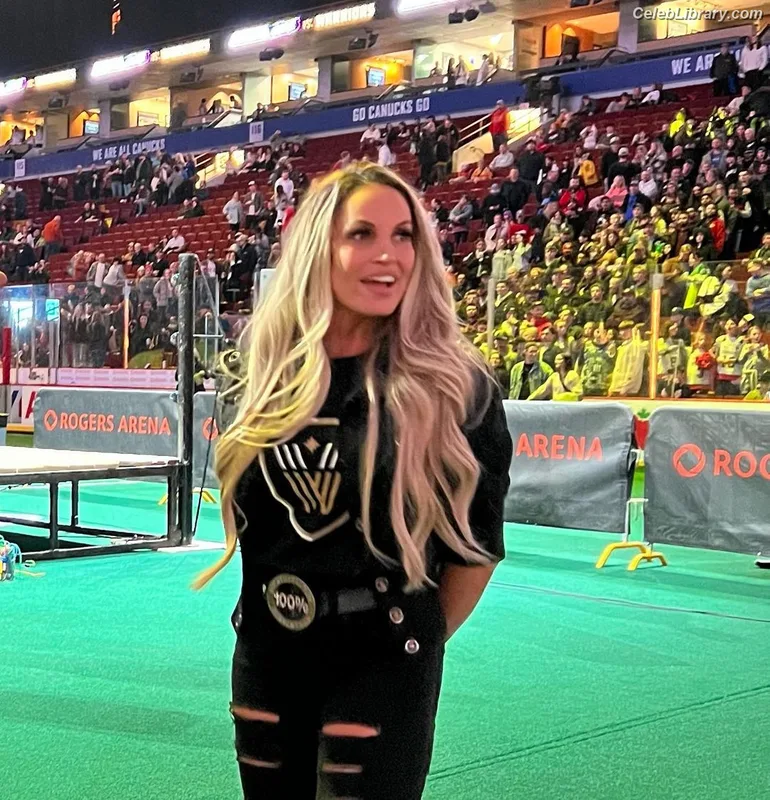 Trish Stratus photo 1 of 1611