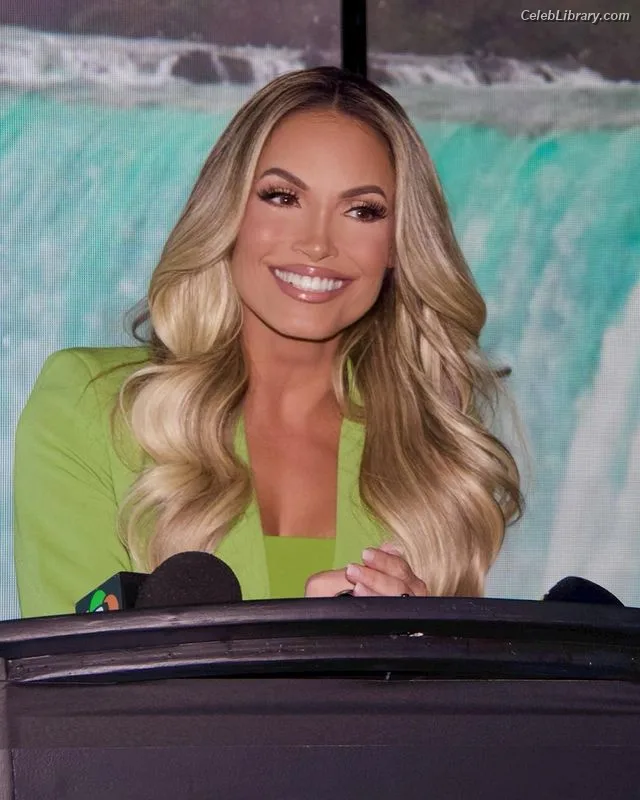 Trish Stratus photo 21 of 1611