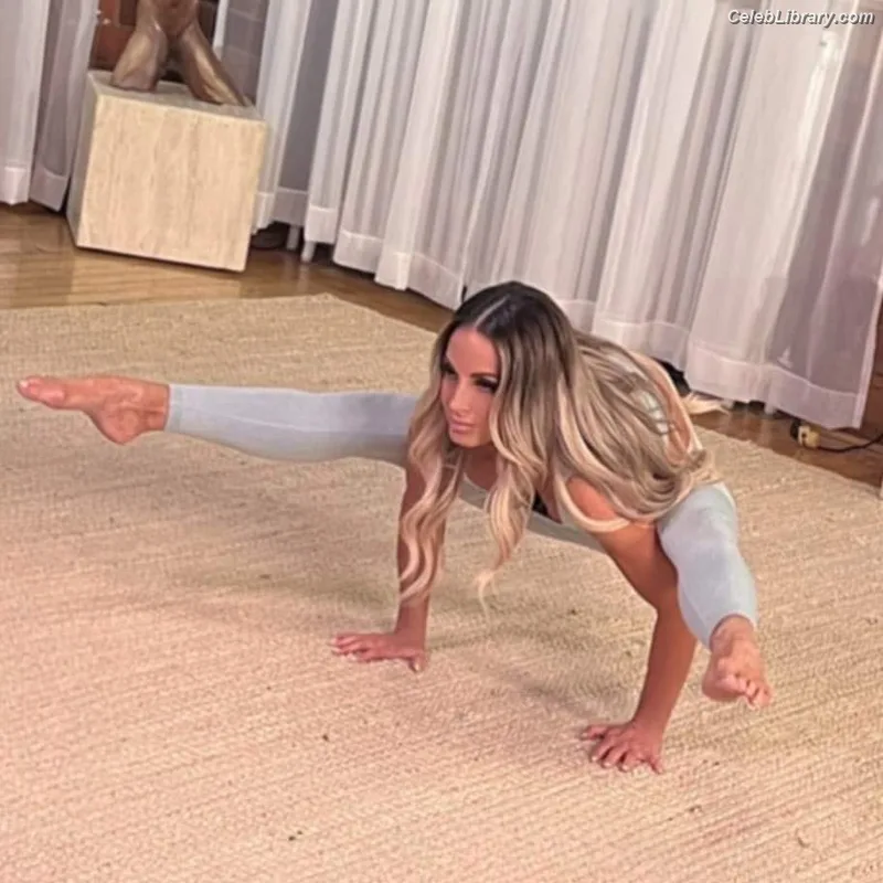 Trish Stratus photo 17 of 1611