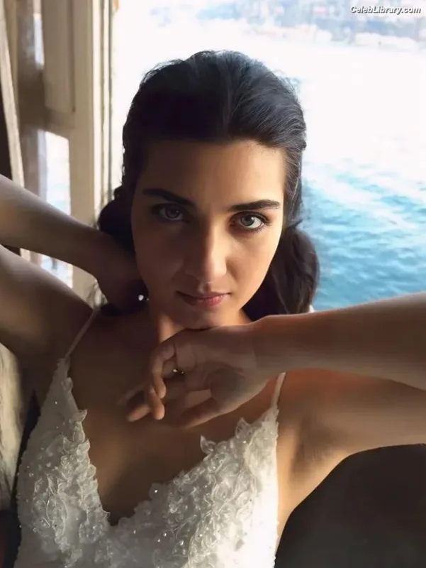 Tuba Büyüküstün photo 2 of 21