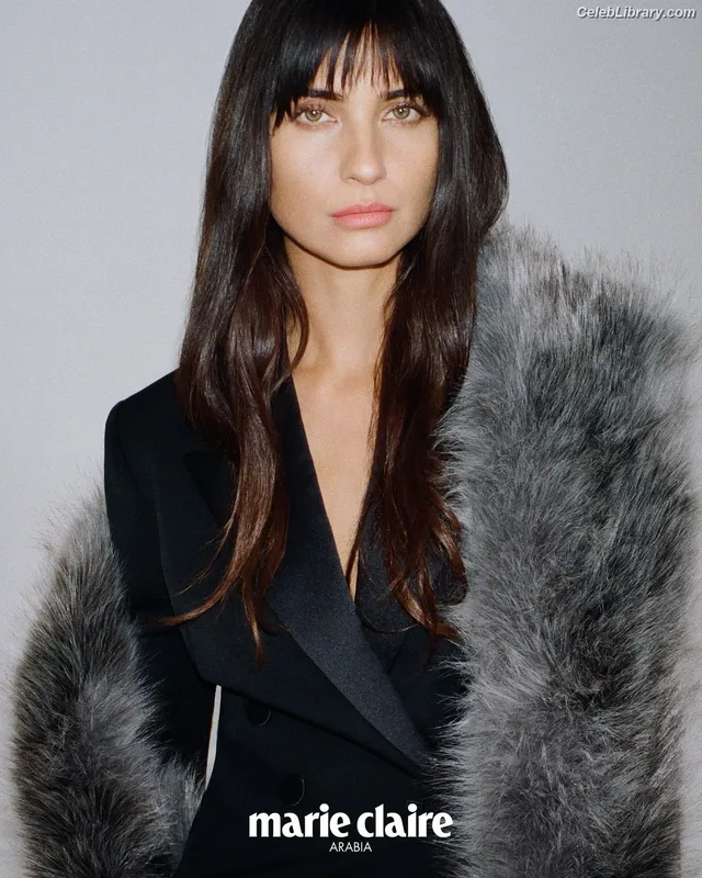 Tuba Büyüküstün photo 4 of 21