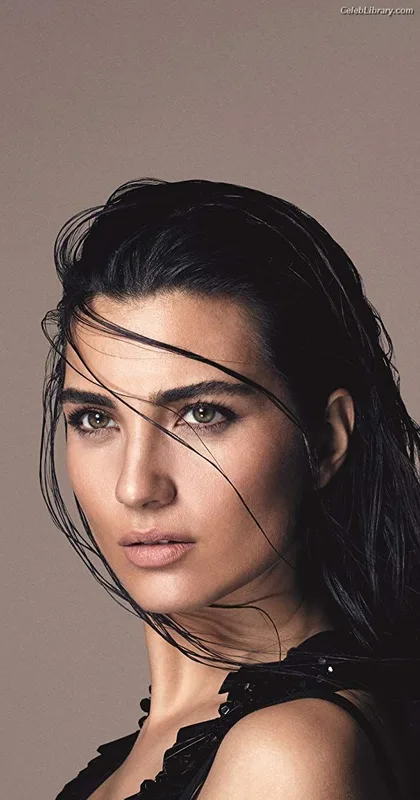 Tuba Büyüküstün photo 10 of 21
