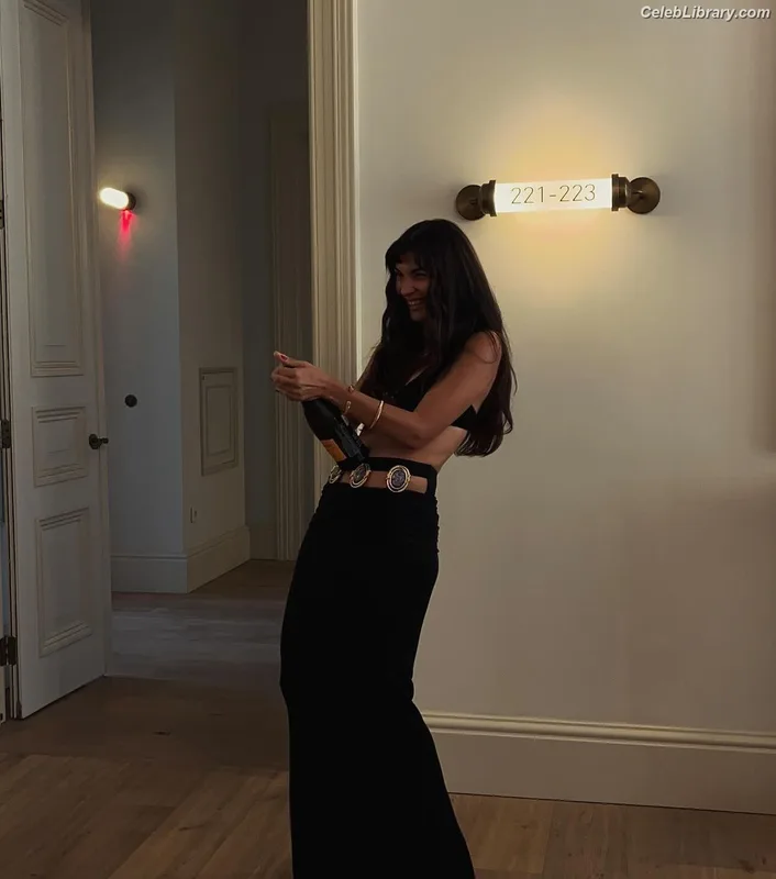Tuba Büyüküstün photo 12 of 21
