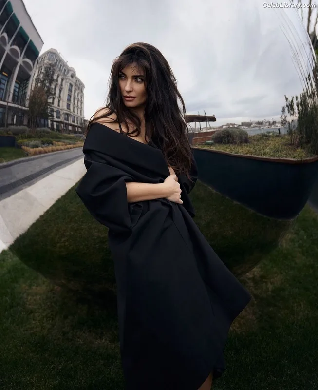 Tuba Büyüküstün photo 13 of 21