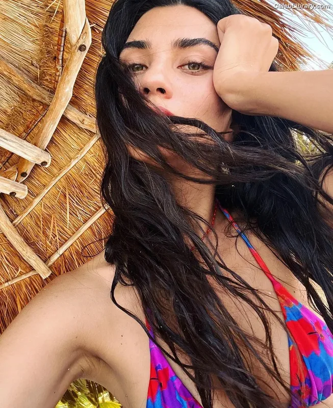 Tuba Büyüküstün photo 20 of 21