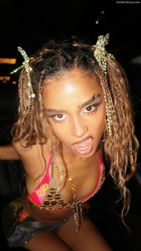 Tyla photo 2 of 1294