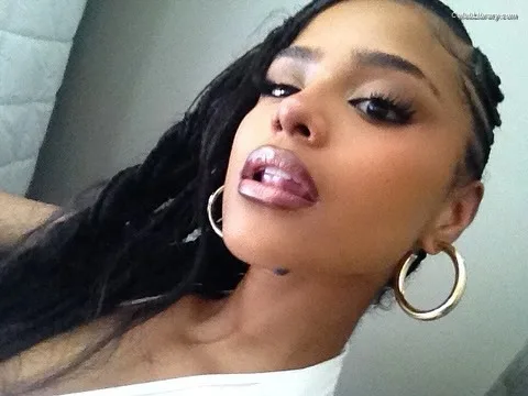 Tyla photo 3 of 1294