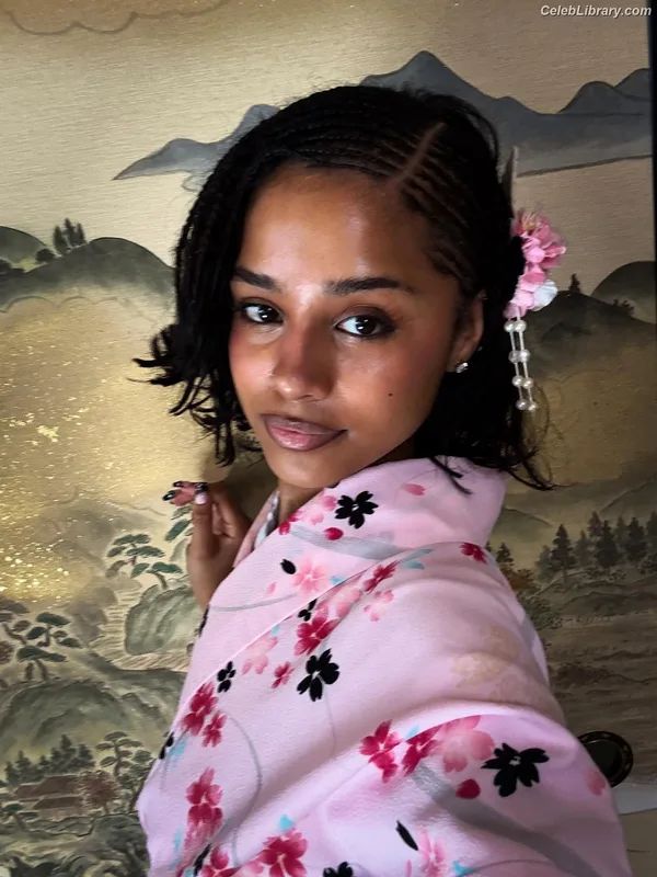 Tyla photo 2 of 1294