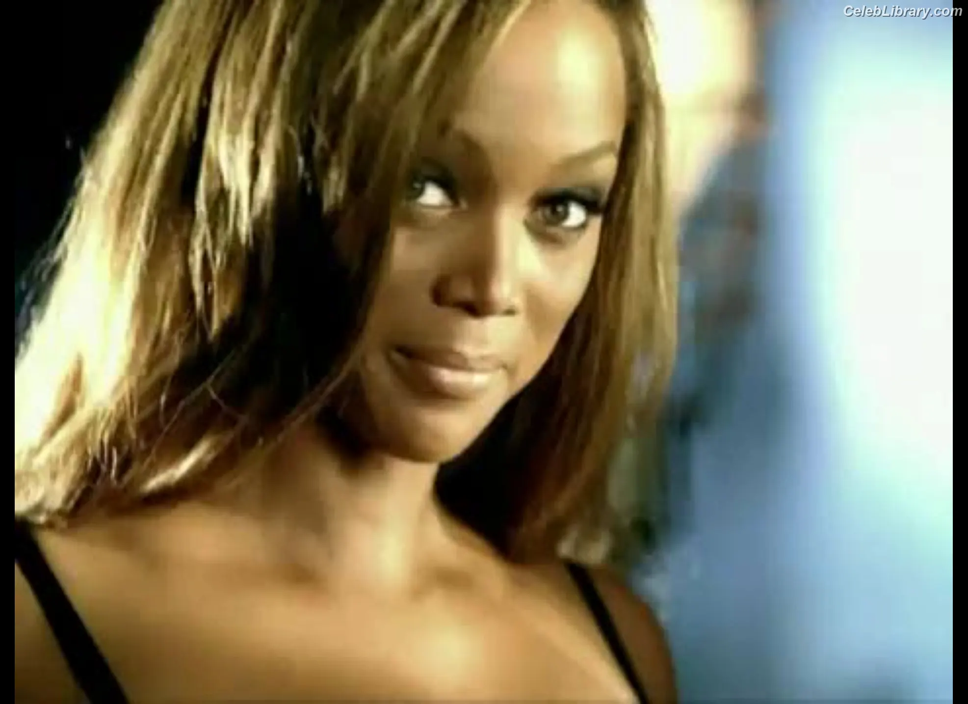Tyra Banks photo 16 of 161