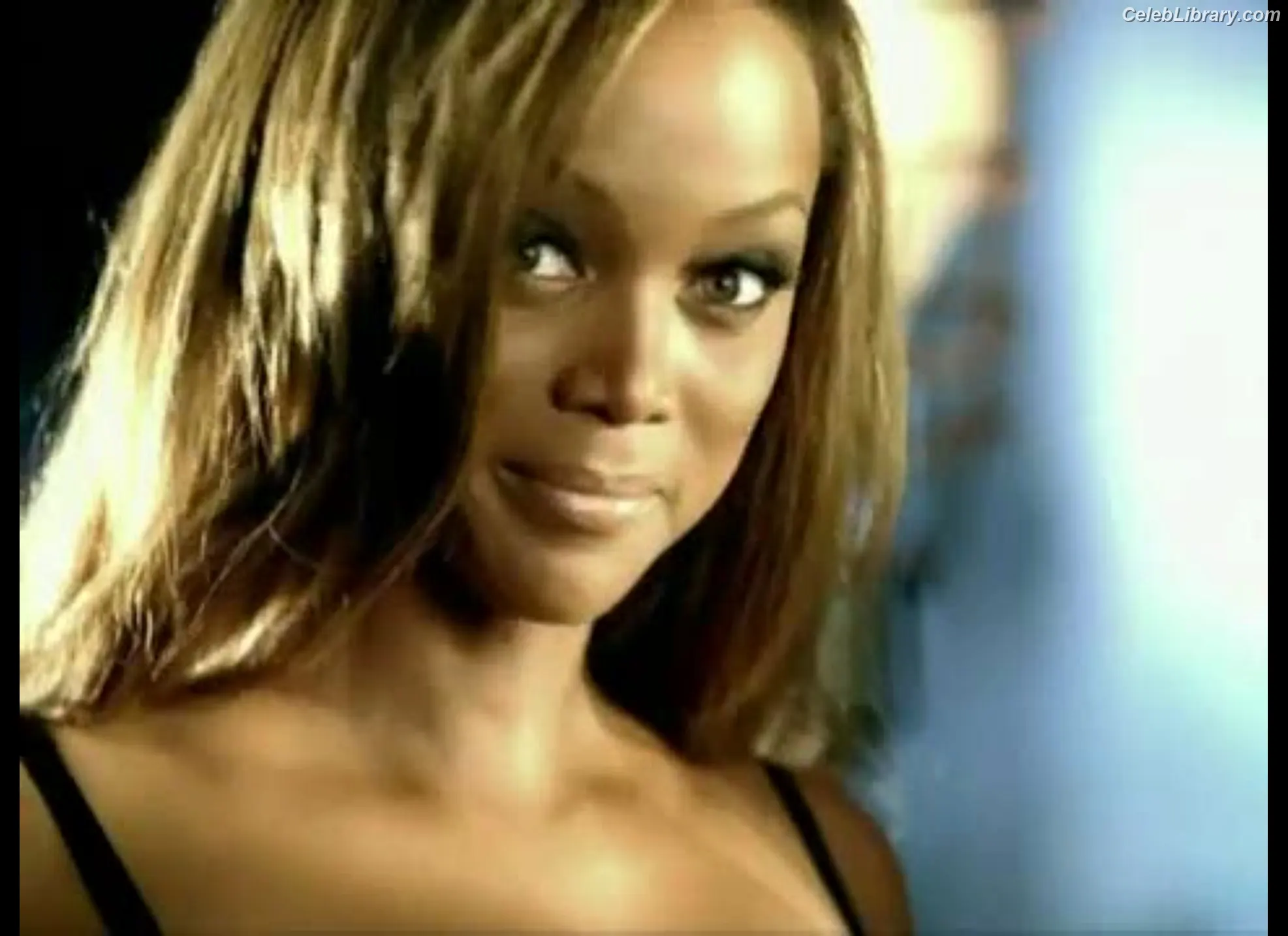 Tyra Banks photo 18 of 161