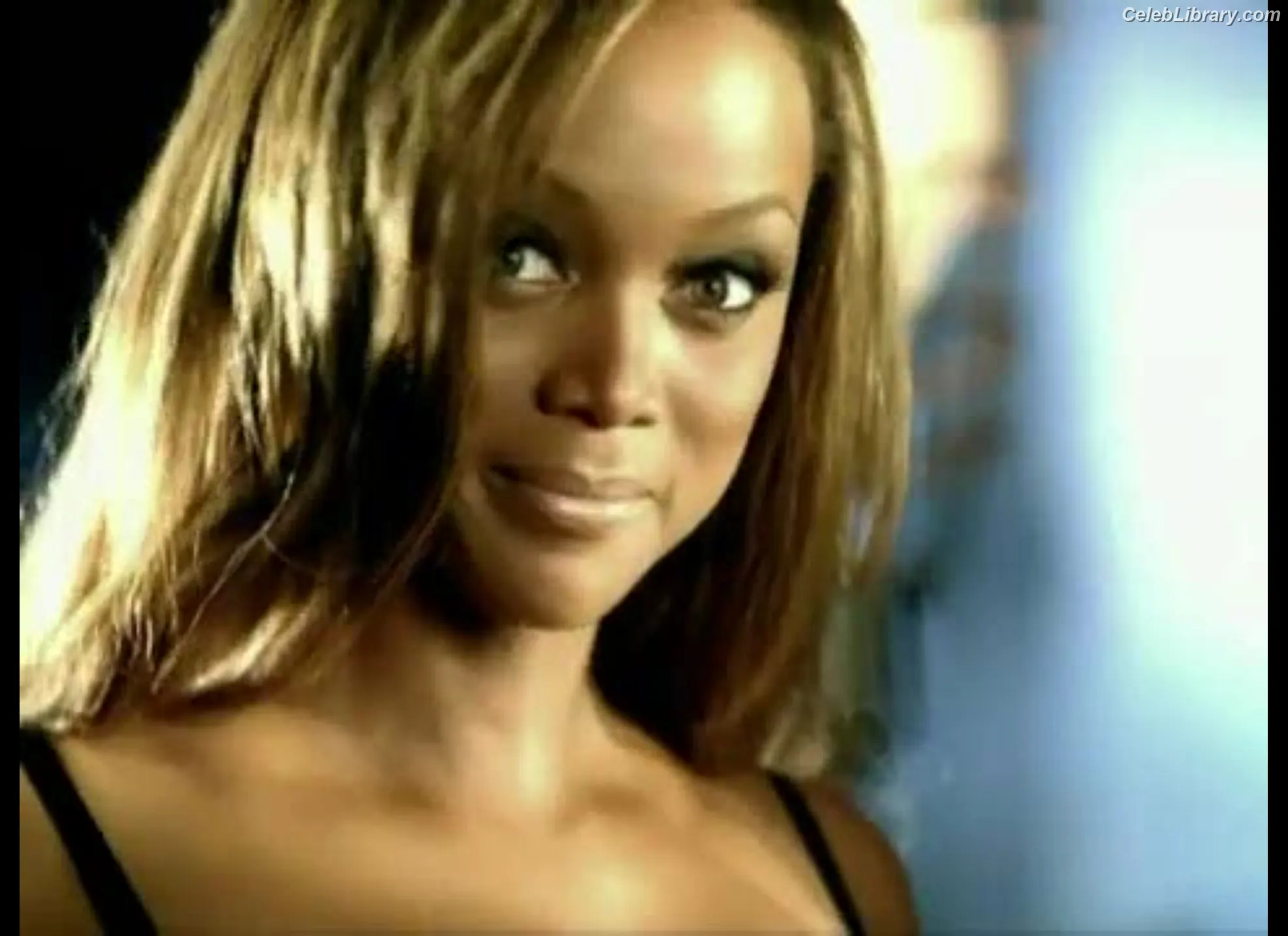 Tyra Banks photo 20 of 161
