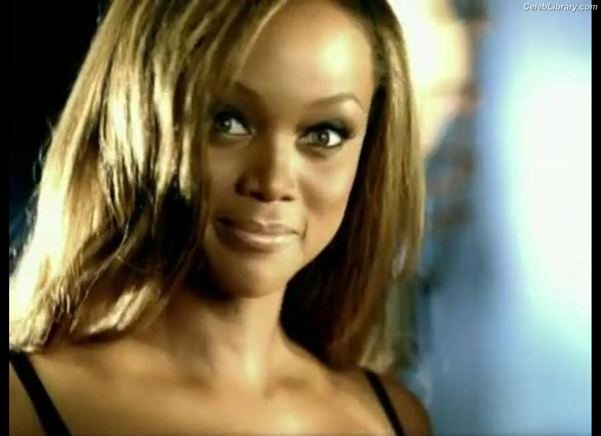 Tyra Banks photo 22 of 161