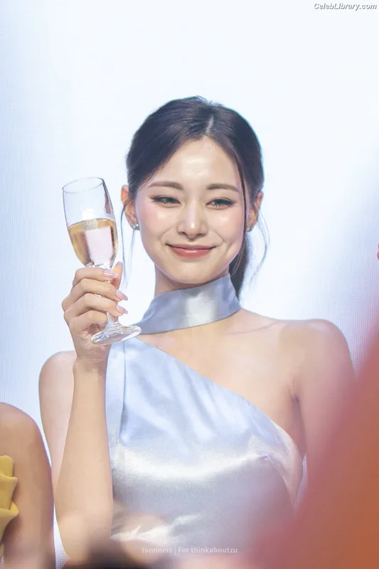 Tzuyu (Chiu Chú-jû) Twice photo 4 of 545