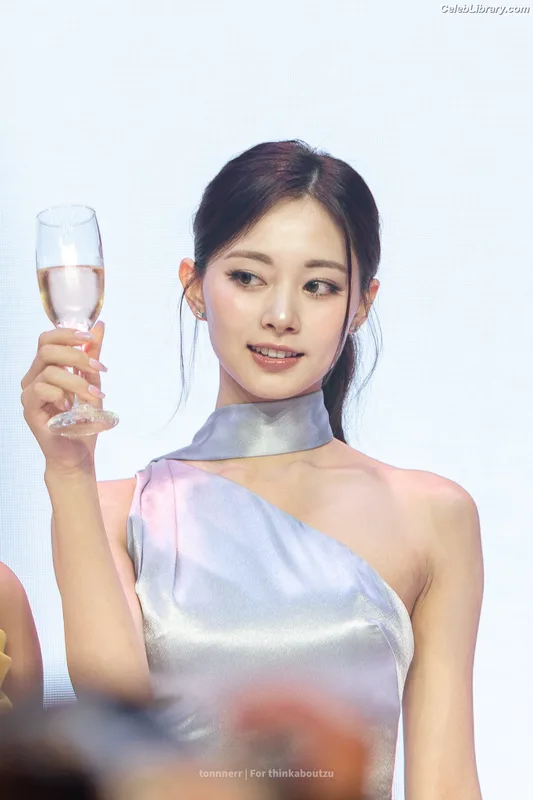 Tzuyu (Chiu Chú-jû) Twice photo 6 of 545