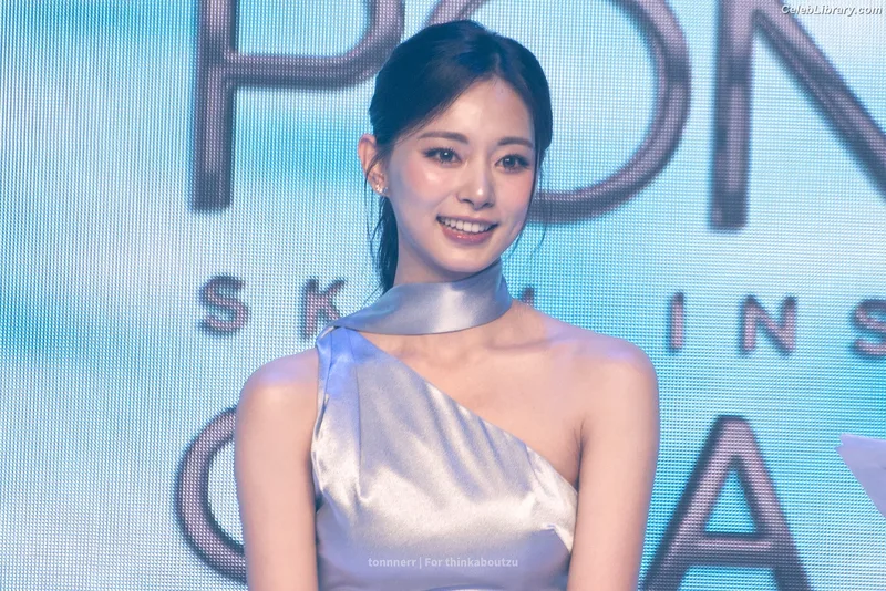 Tzuyu (Chiu Chú-jû) Twice photo 7 of 545