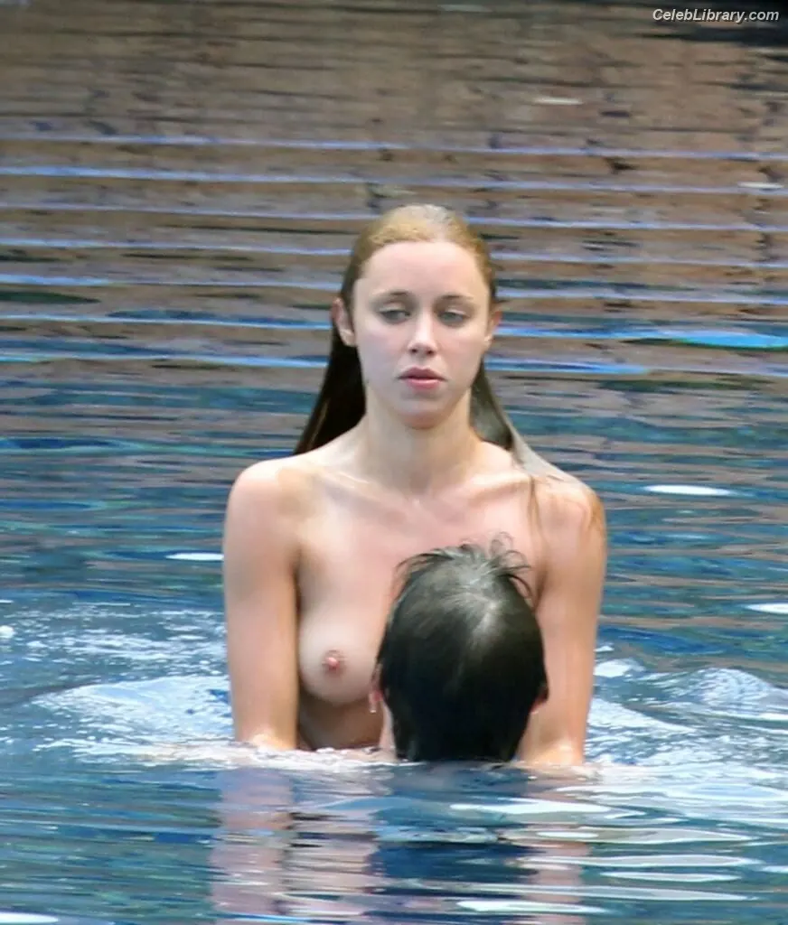 Una Healy photo 3 of 205
