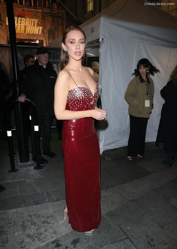 Una Healy photo 2 of 206