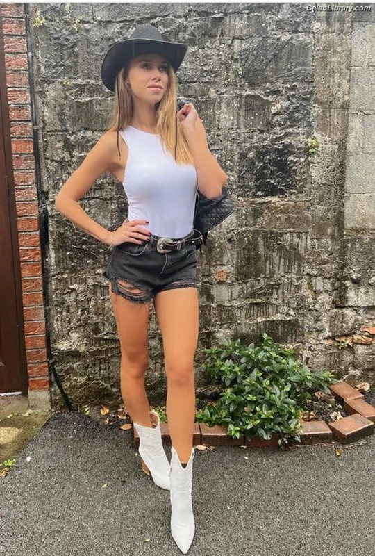 Una Healy photo 24 of 206