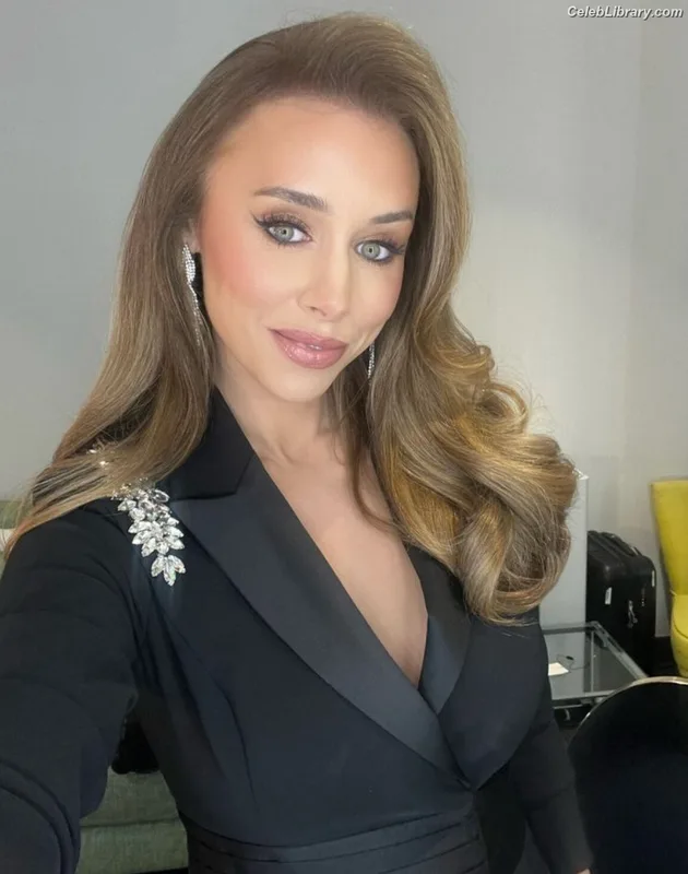 Una Healy photo 10 of 206