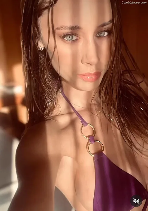 Una Healy photo 12 of 206
