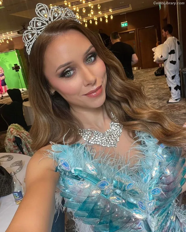 Una Healy photo 8 of 206