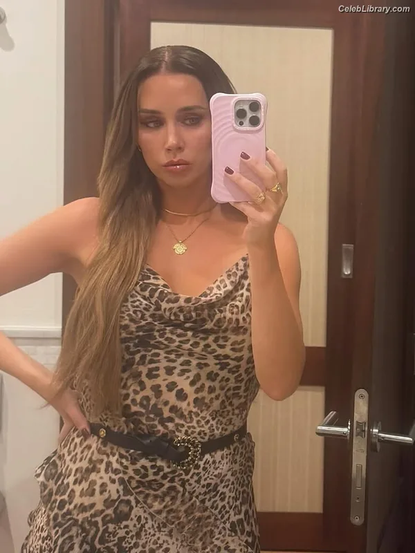 Una Healy photo 8 of 206