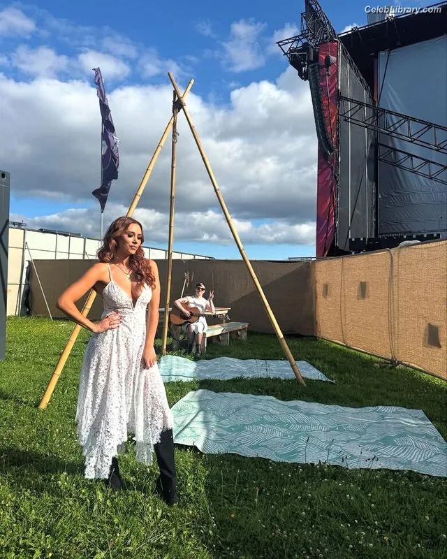 Una Healy photo 18 of 206