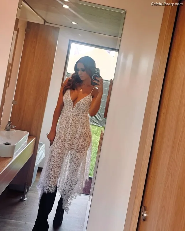 Una Healy photo 19 of 206