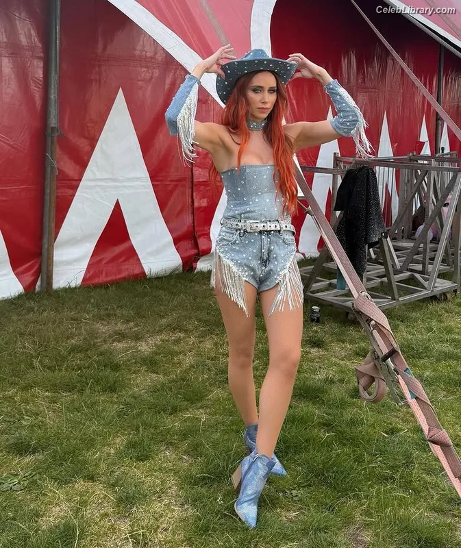 Una Healy photo 1 of 206