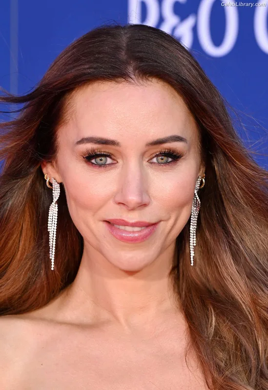 Una Healy photo 2 of 206