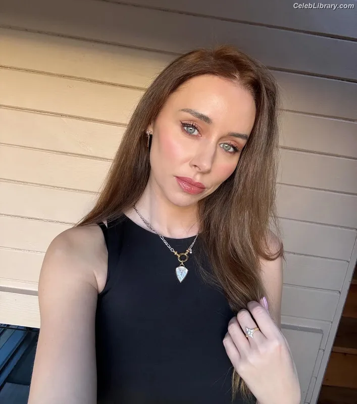 Una Healy photo 15 of 206