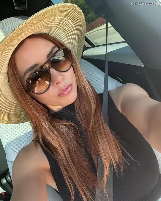 Una Healy photo 18 of 206