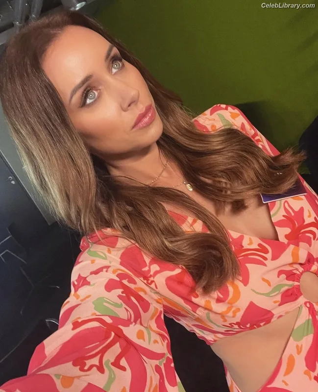 Una Healy photo 7 of 206