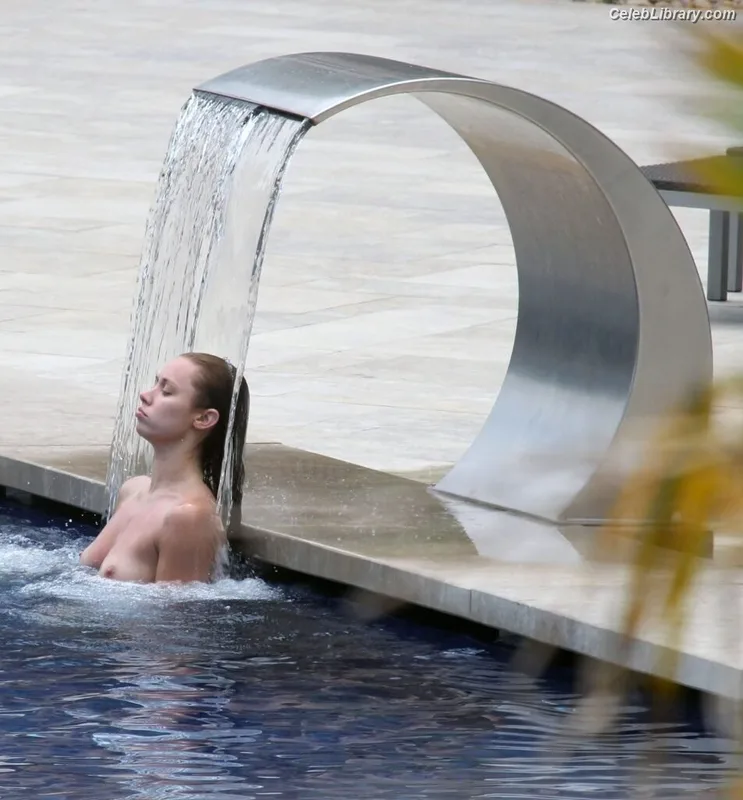 Una Healy photo 12 of 206