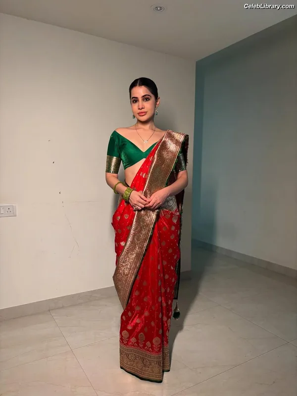 Urfi Javed photo 15 of 39