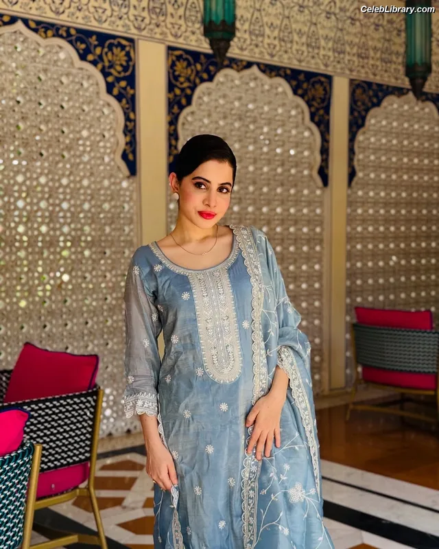 Urfi Javed photo 17 of 39