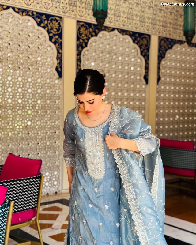 Urfi Javed photo 22 of 39