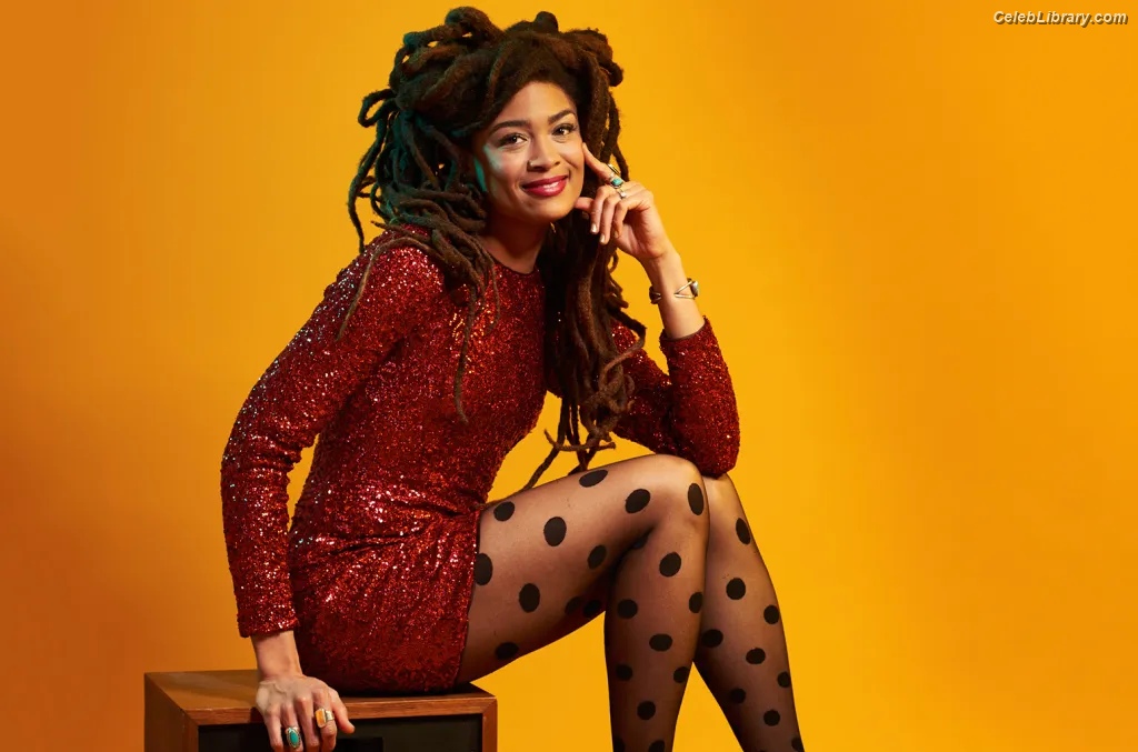 Valerie June photo 9 of 11
