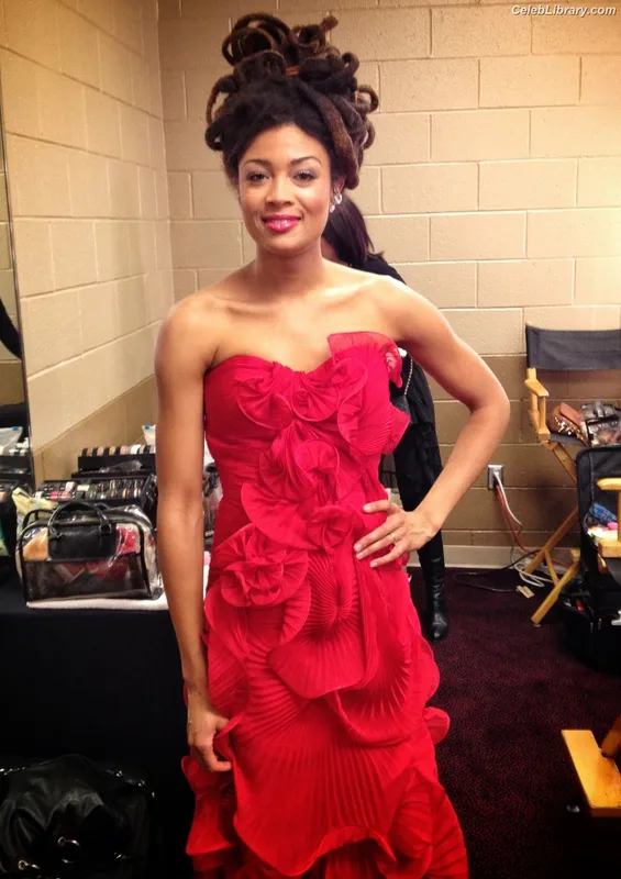 Valerie June photo 1 of 11