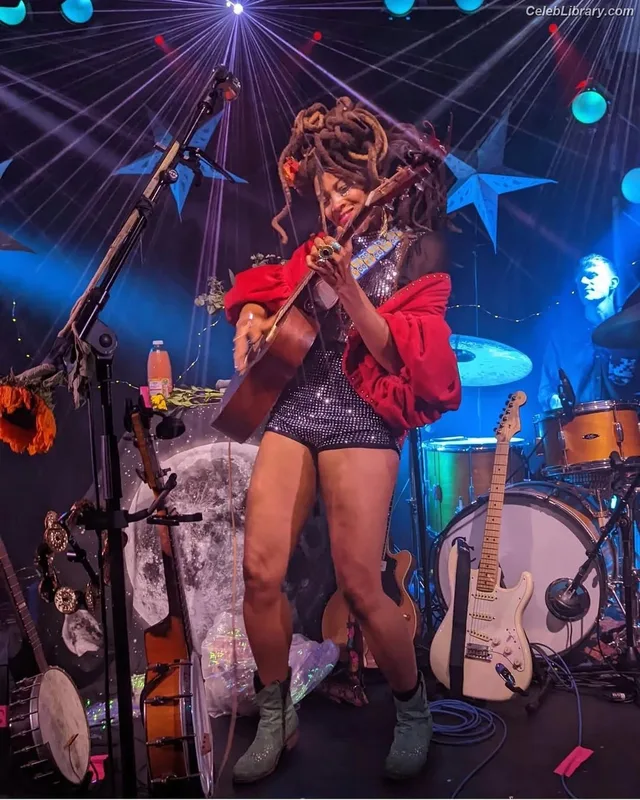 Valerie June photo 3 of 11