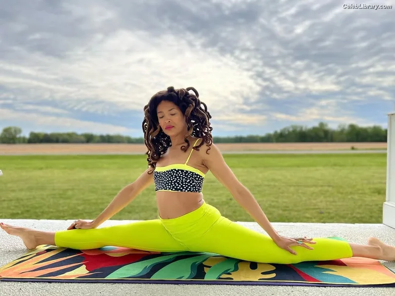 Valerie June photo 6 of 11