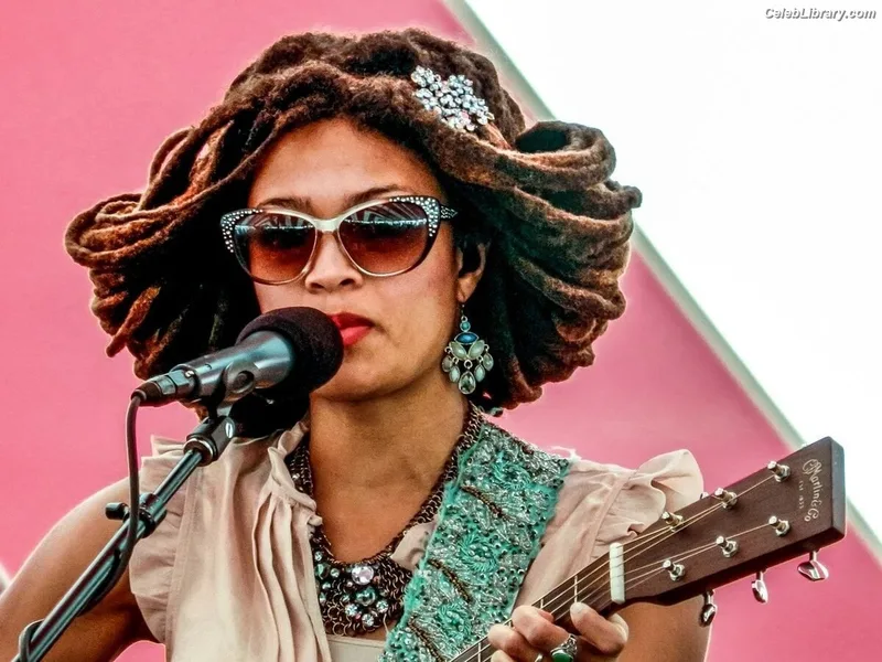 Valerie June photo 10 of 11