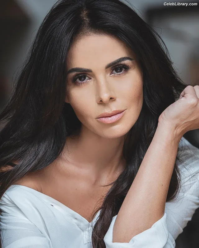 Vanessa Arias photo 2 of 11
