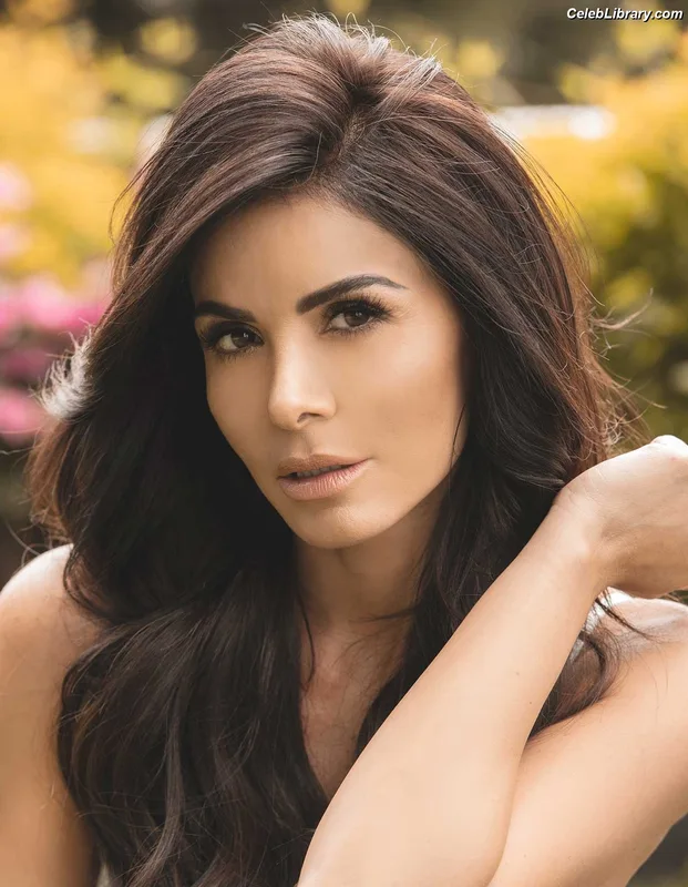 Vanessa Arias photo 1 of 11