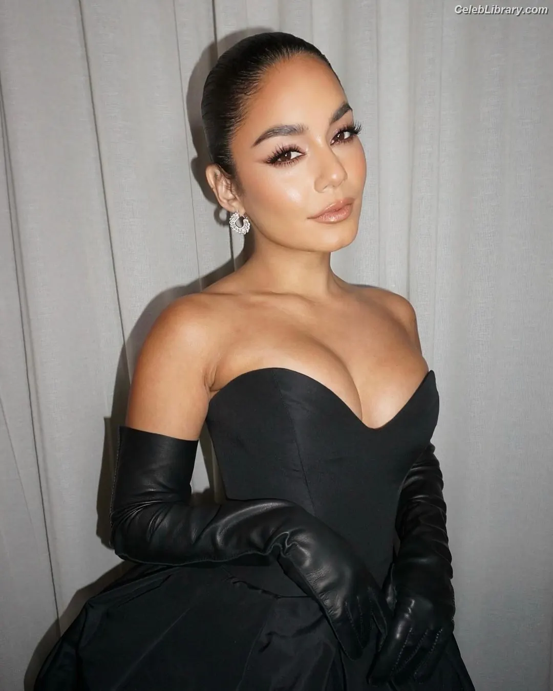 Vanessa Hudgens photo 12 of 1612