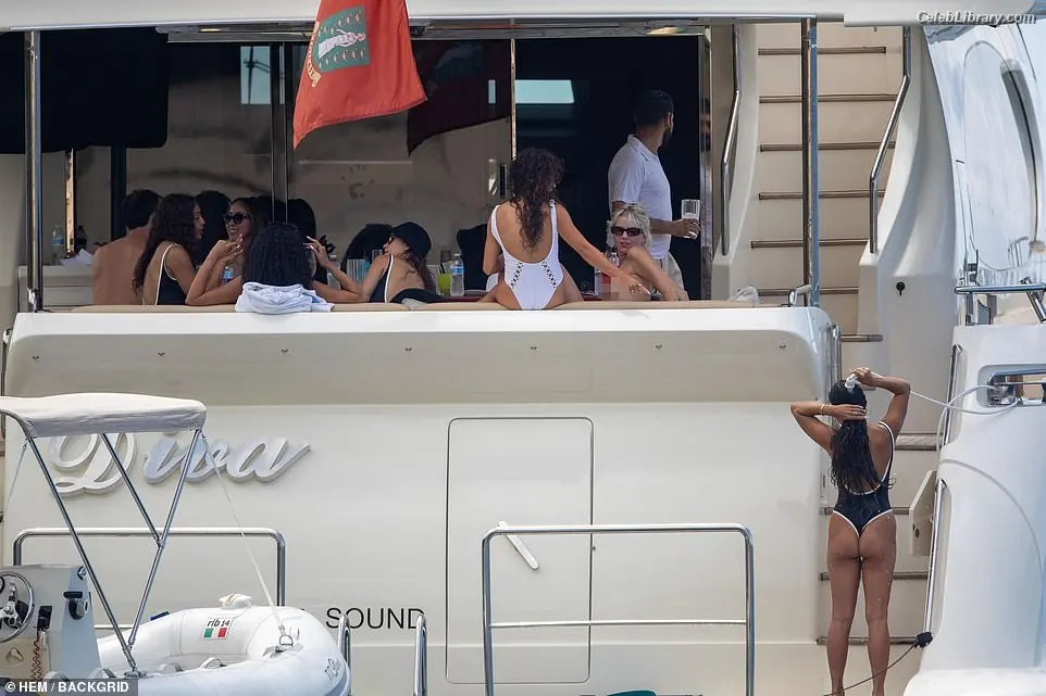 Vanessa Hudgens photo 3 of 1612