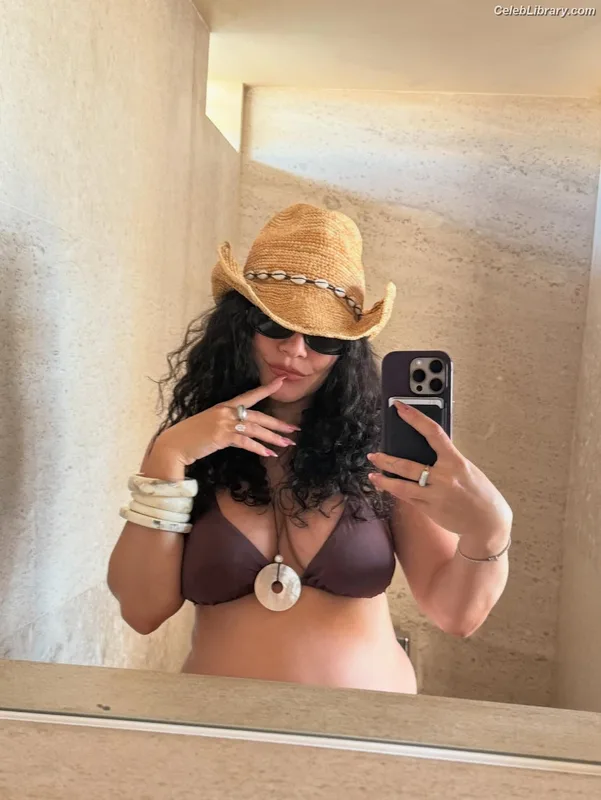 Vanessa Hudgens photo 15 of 1607