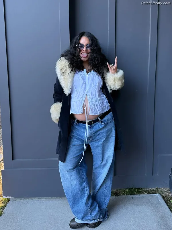 Vanessa Hudgens photo 2 of 1607