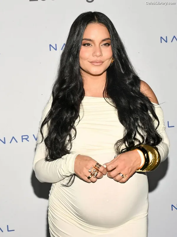 Vanessa Hudgens photo 7 of 1607