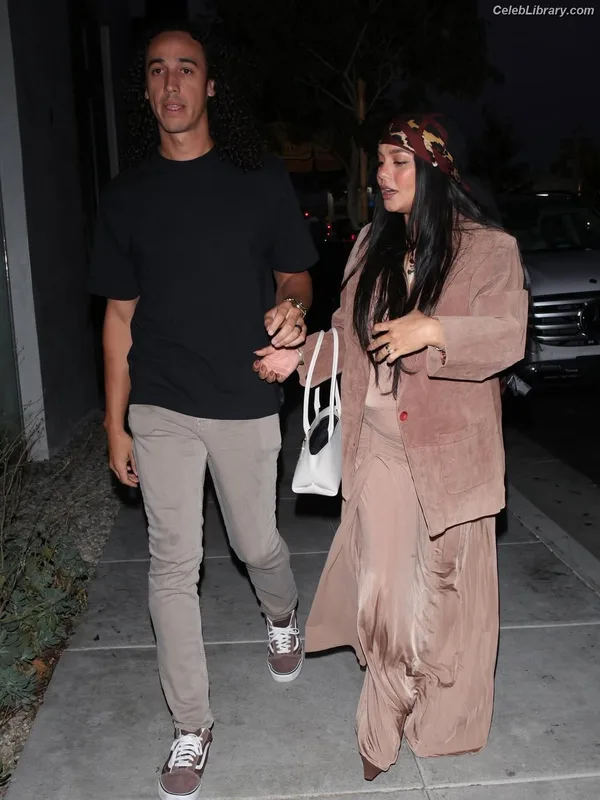 Vanessa Hudgens photo 1 of 1607